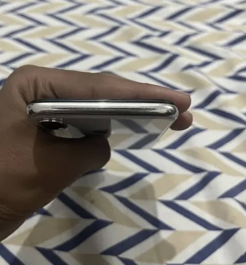 Apple iPhone X 3