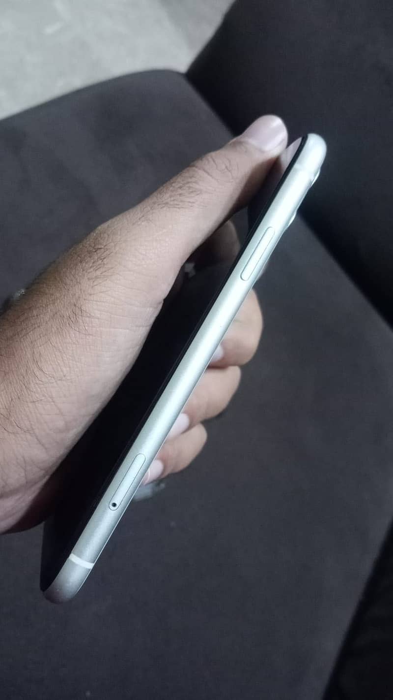 Apple iPhone 11 3