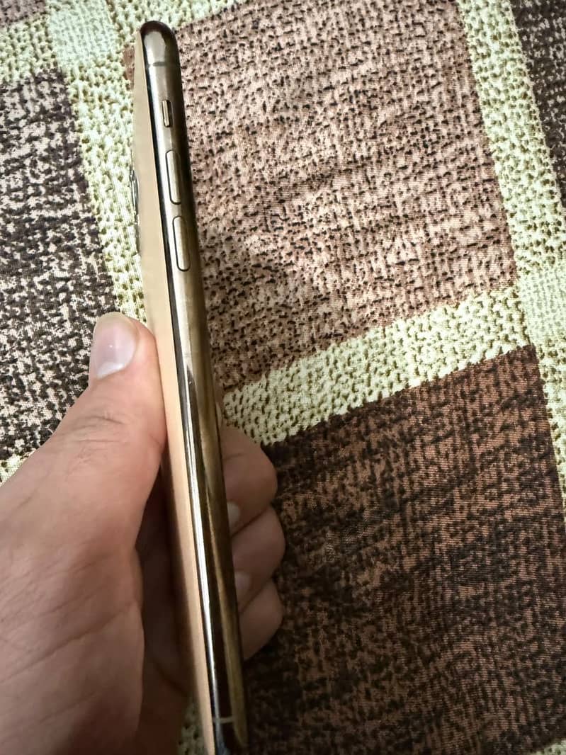 Apple iPhone 11 Pro Max 4