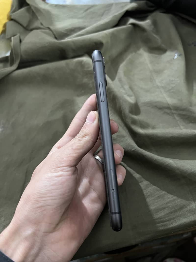 Apple iPhone 11 3