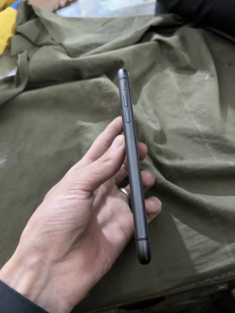 Apple iPhone 11 4