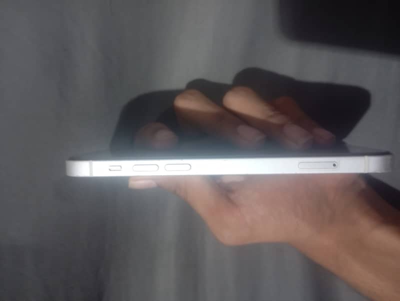 Apple iPhone 12 4