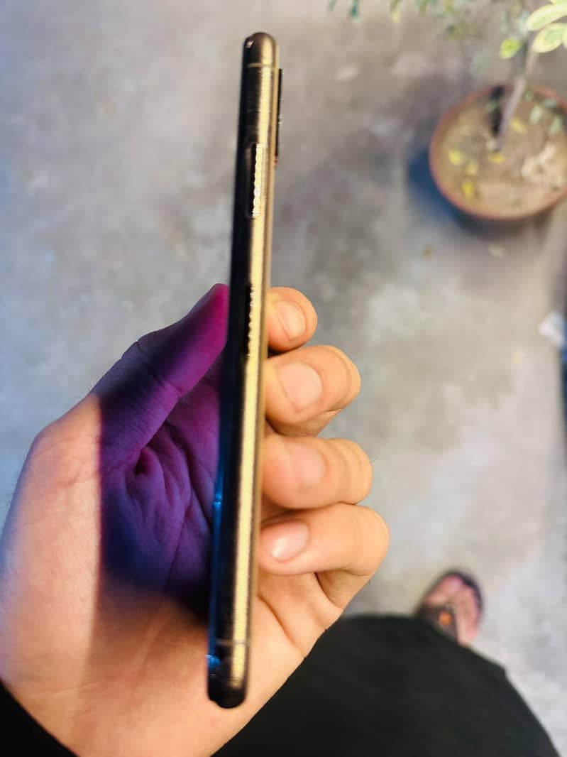 Apple iPhone XS 4