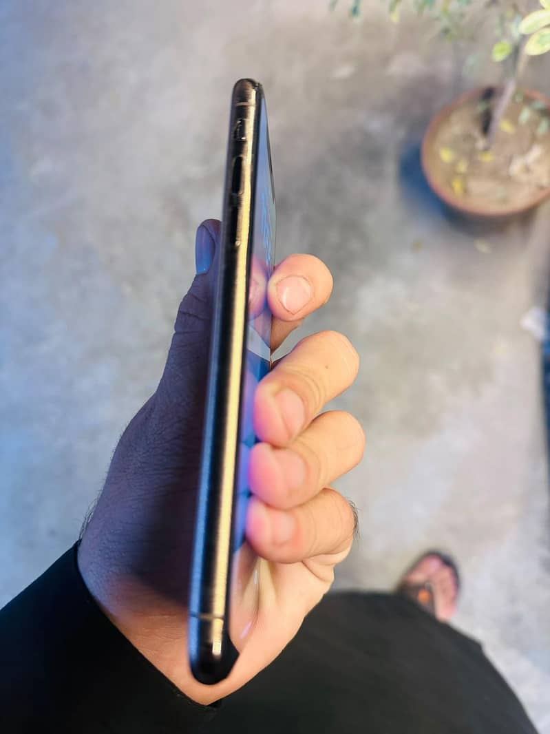Apple iPhone XS 5
