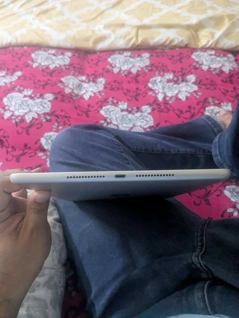 Ipad 7th generation 128gb 4