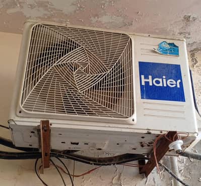 ac per sirf service ki zarorat hai