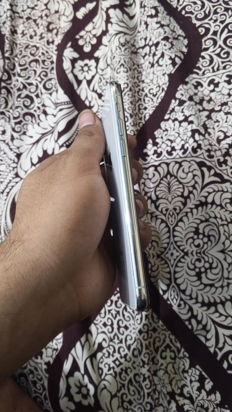 Apple iPhone XS 3