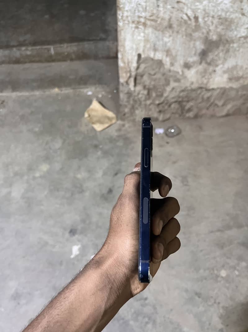 Apple iPhone 12 4