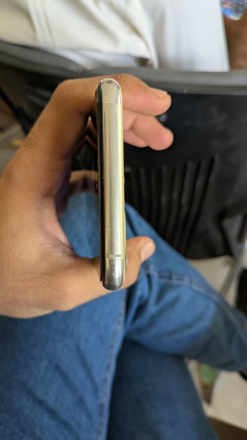 Apple iPhone 11 Pro Max 4