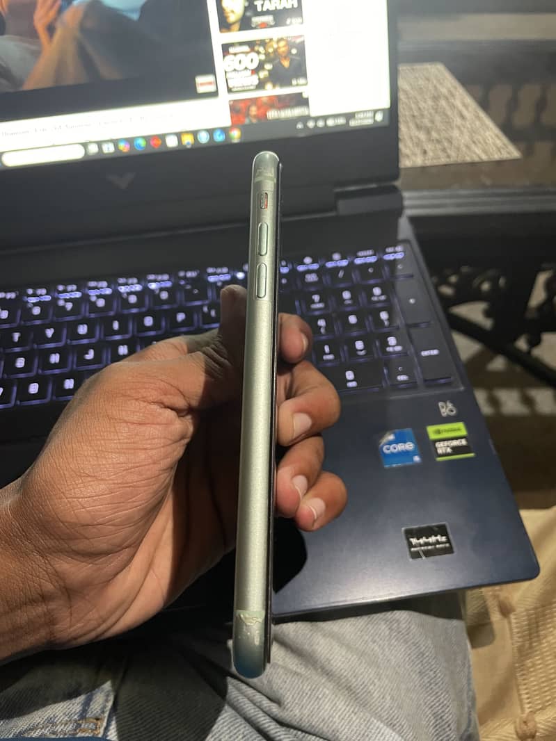 Apple iPhone 11 3