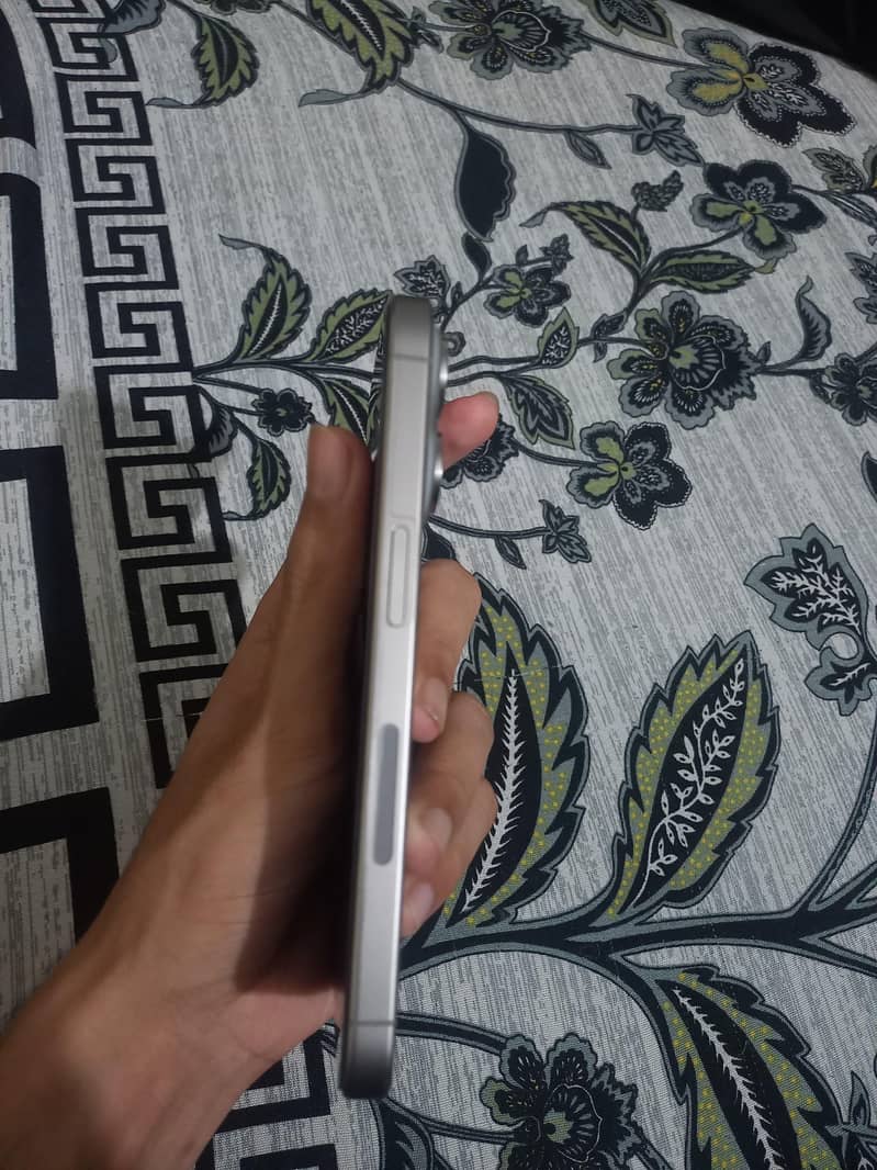 Apple iPhone 15 Pro 2