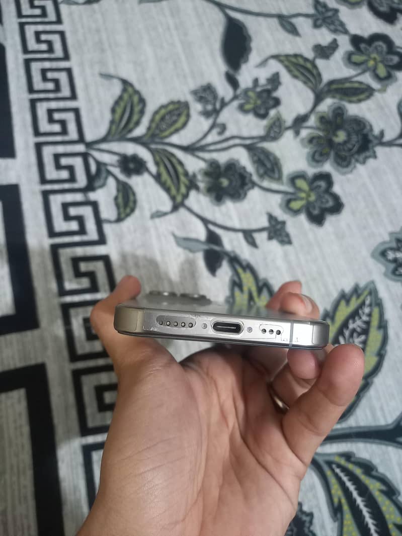Apple iPhone 15 Pro 3