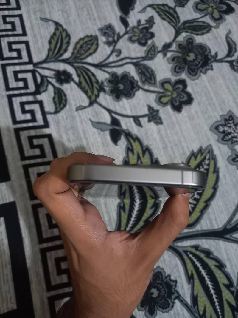 Apple iPhone 15 Pro 4