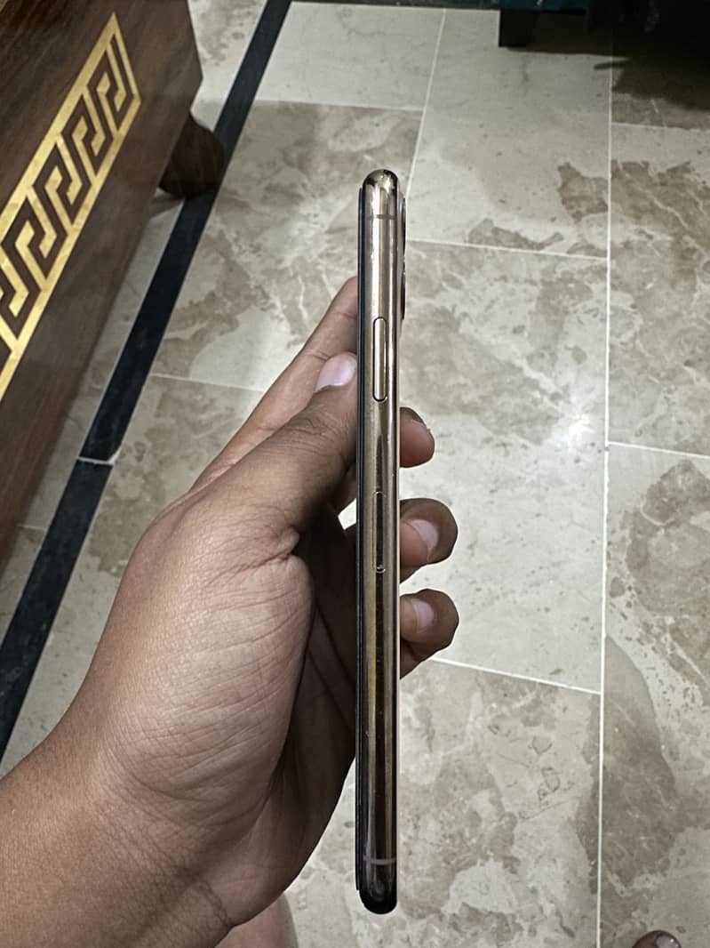 Apple iPhone 11 Pro Max 2