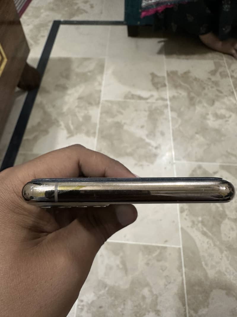 Apple iPhone 11 Pro Max 4