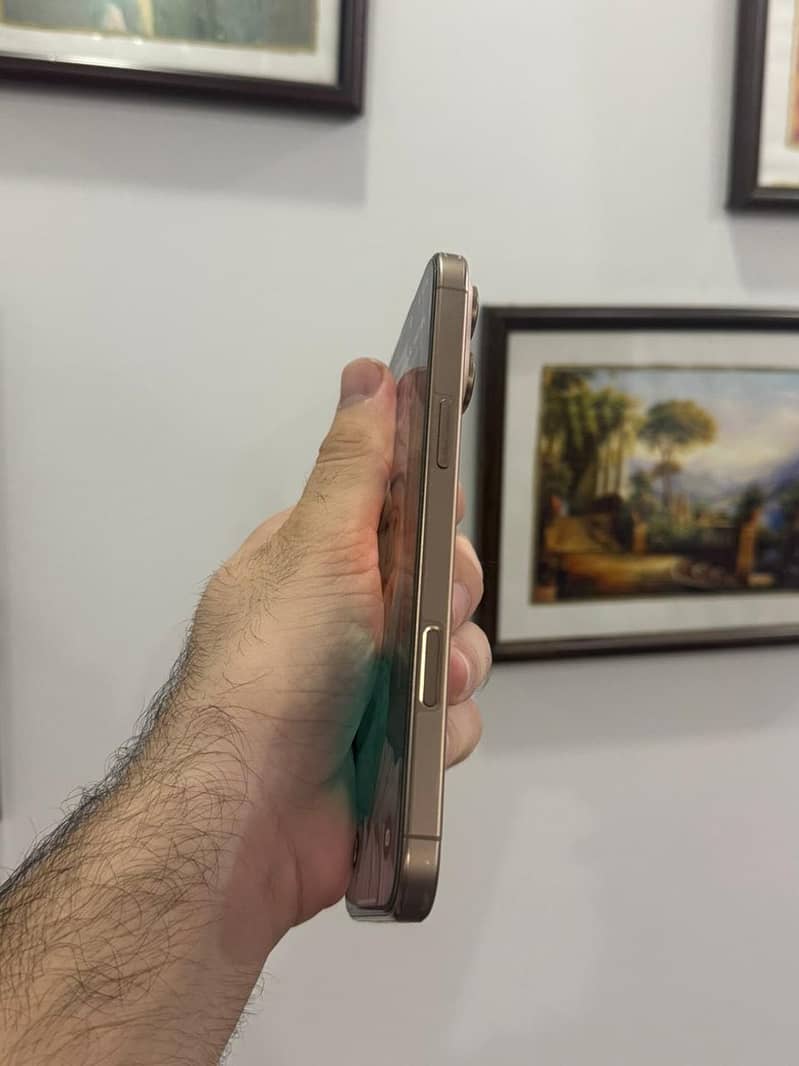 Apple iPhone 16 Pro Max 2