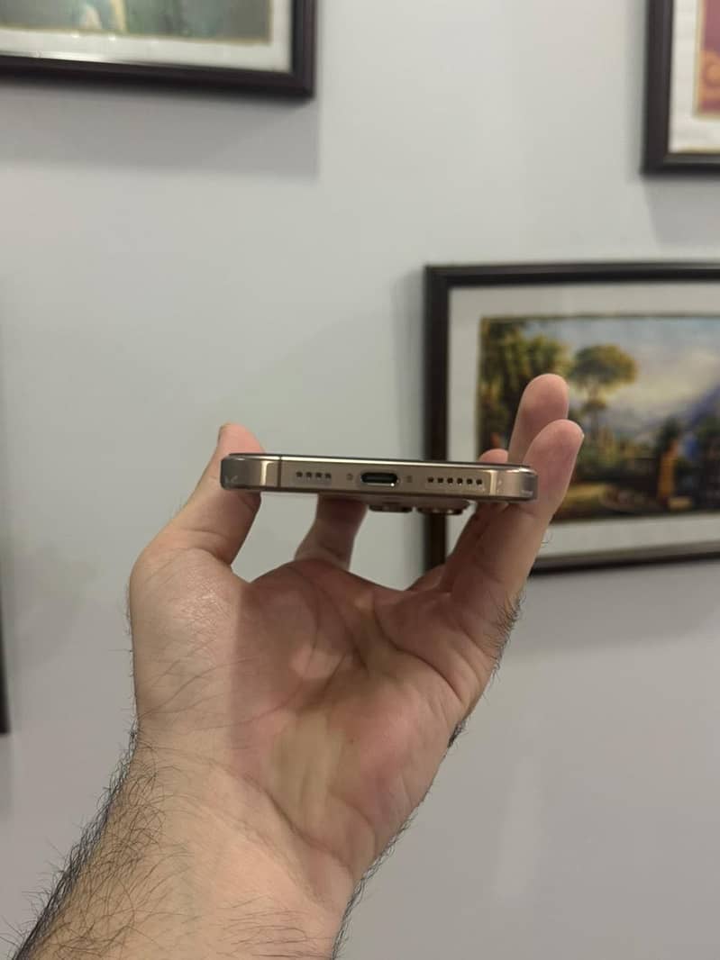 Apple iPhone 16 Pro Max 4
