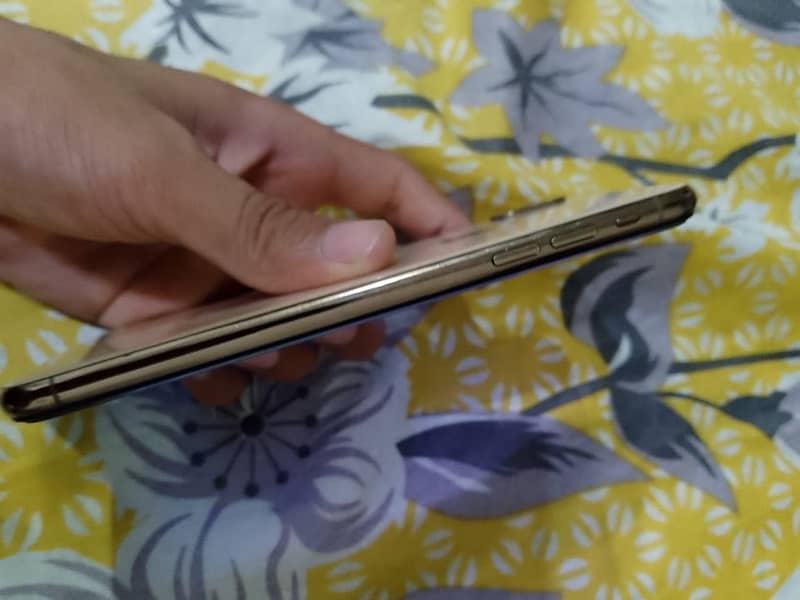 Apple iPhone XS Max 4