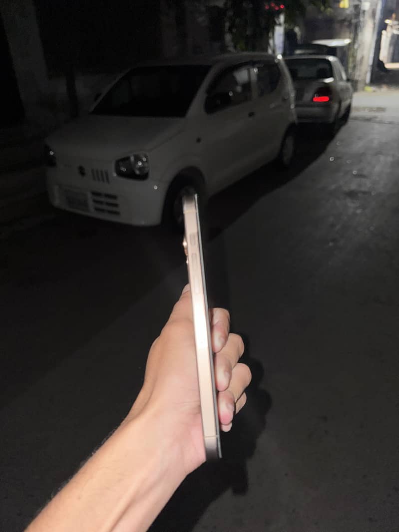 Apple iPhone 16 Pro Max 2