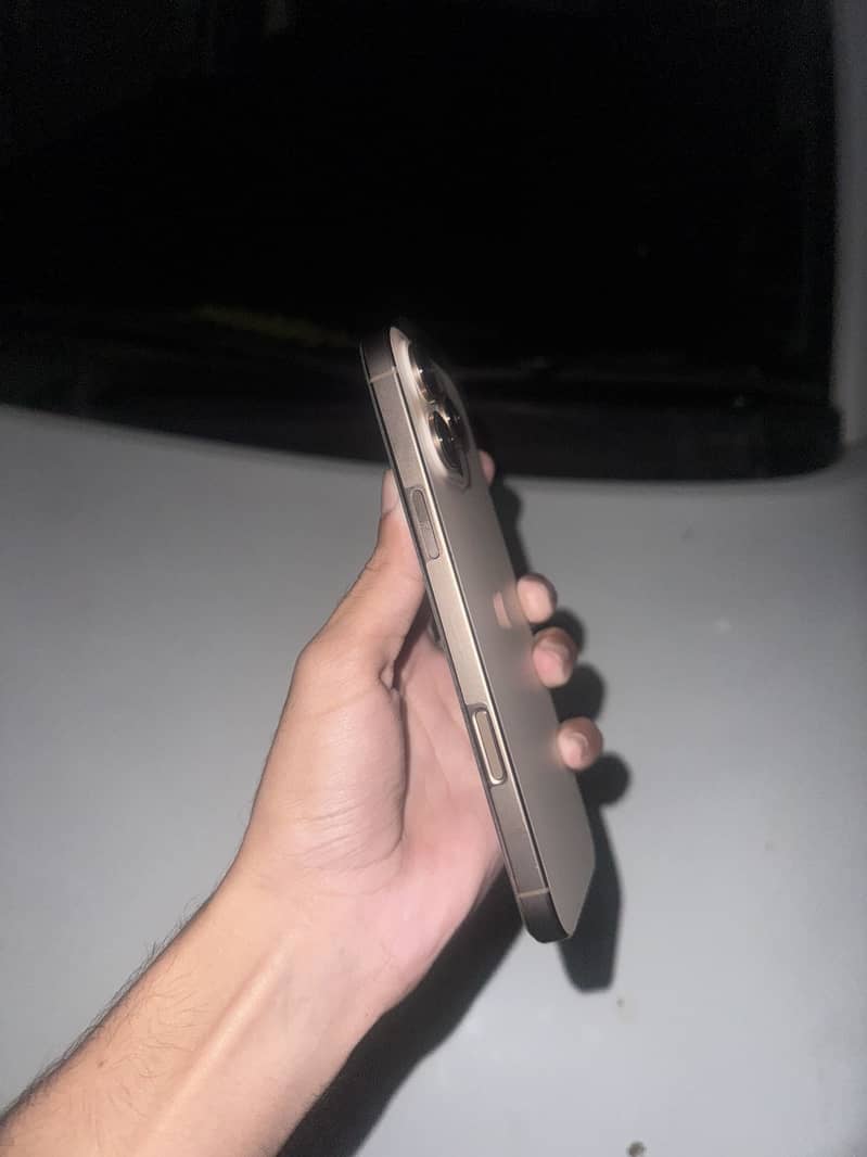 Apple iPhone 16 Pro Max 6
