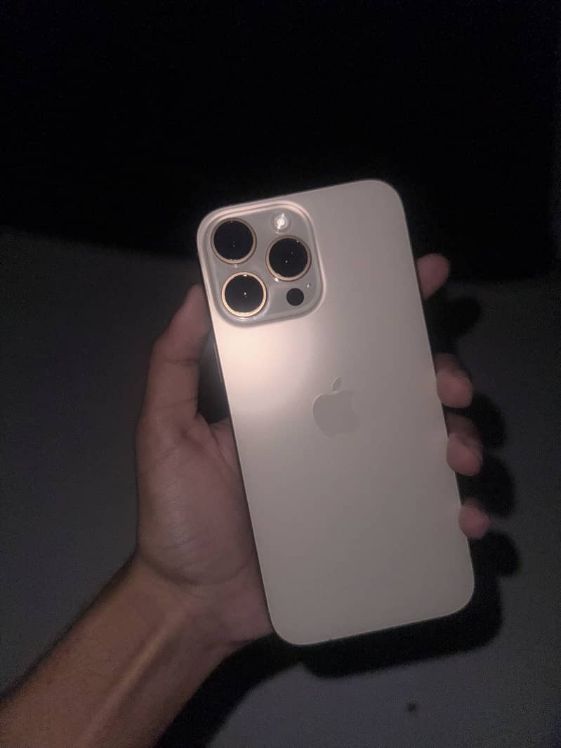 Apple iPhone 16 Pro Max 9