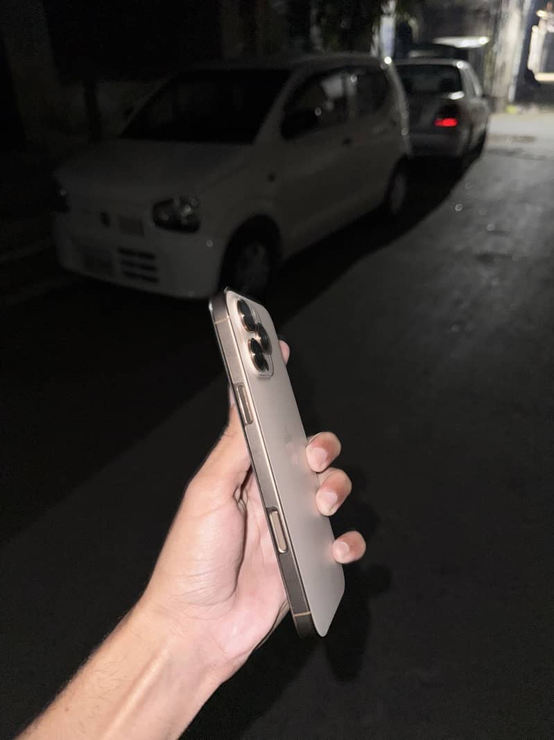 Apple iPhone 16 Pro Max 10