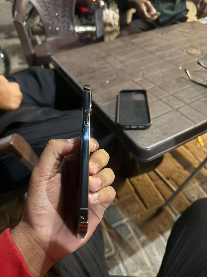 Apple iPhone 12 Pro Max 4
