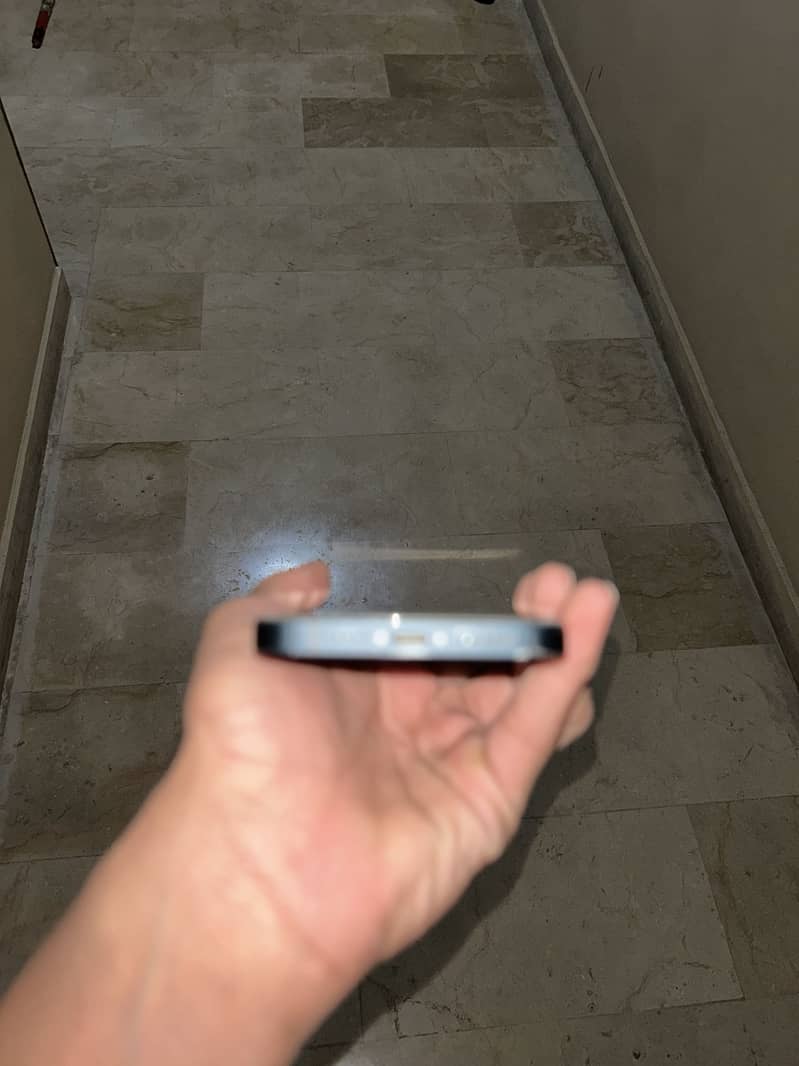 Apple iPhone 13 8
