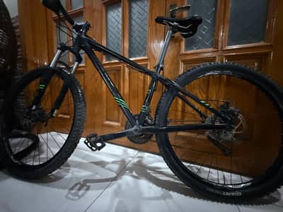 Giant Talon 27.5 5 Mountain Bike - Matte Black/Gloss Green