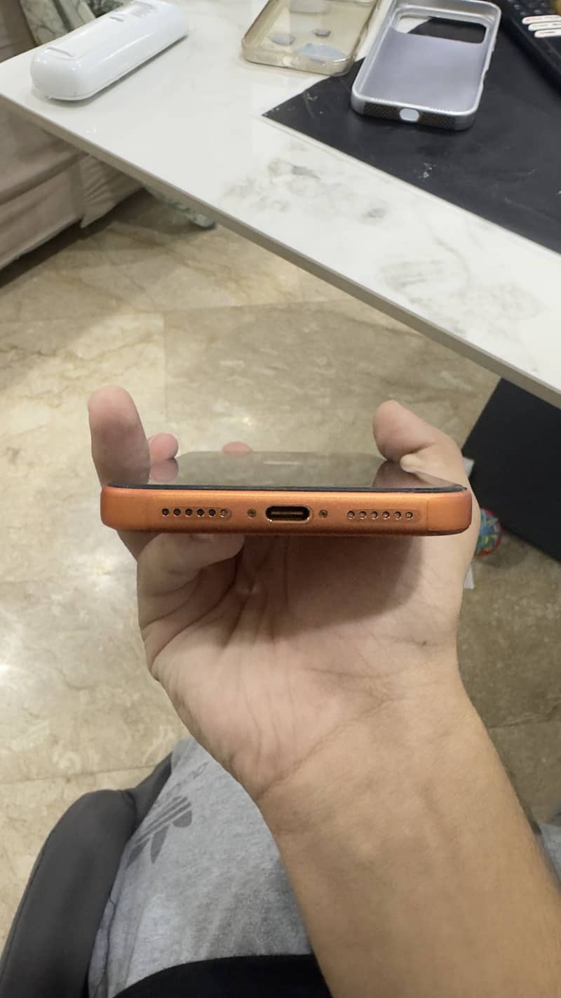 Apple 17 pro max 5