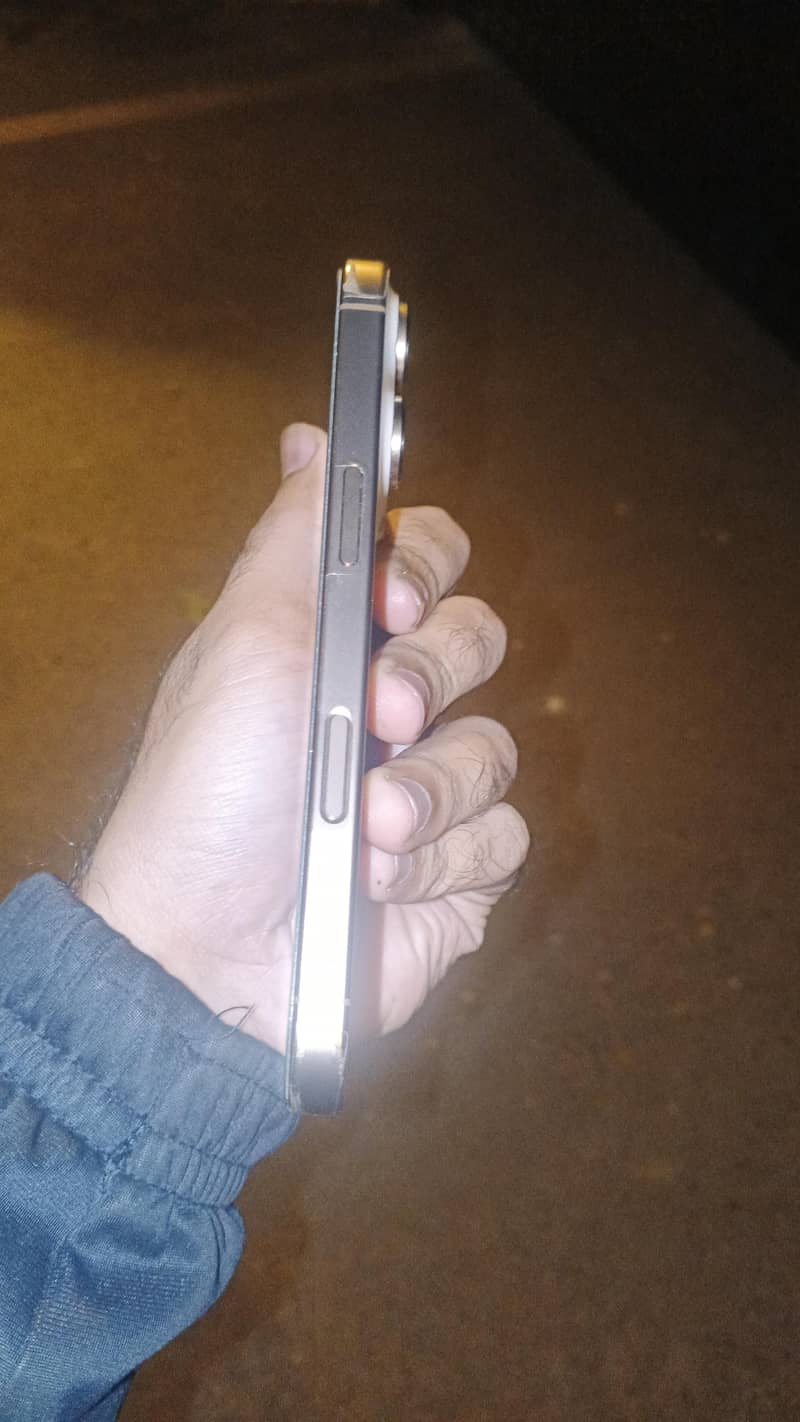 Apple iPhone 16 Pro 1