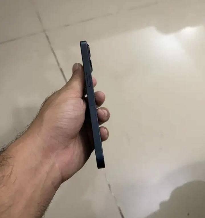Apple iPhone 13 2