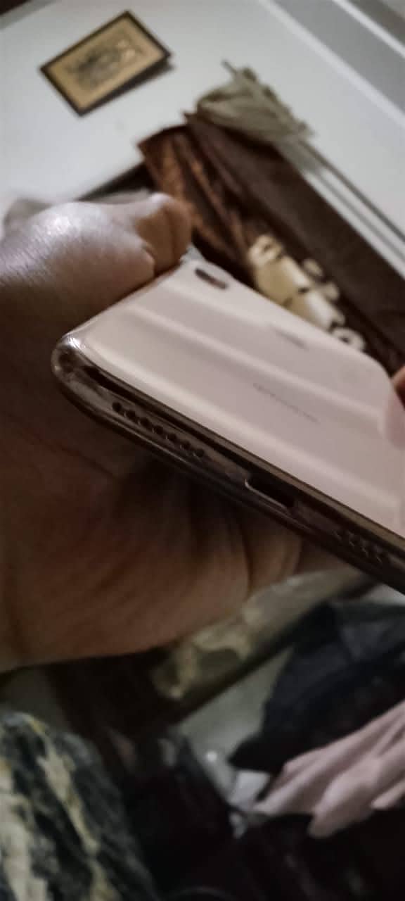 Apple iPhone XS Max 4