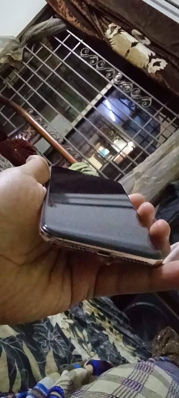 Apple iPhone XS Max 5