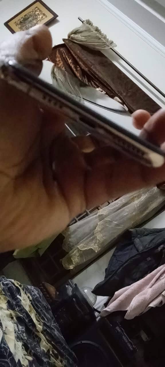 Apple iPhone XS Max 7