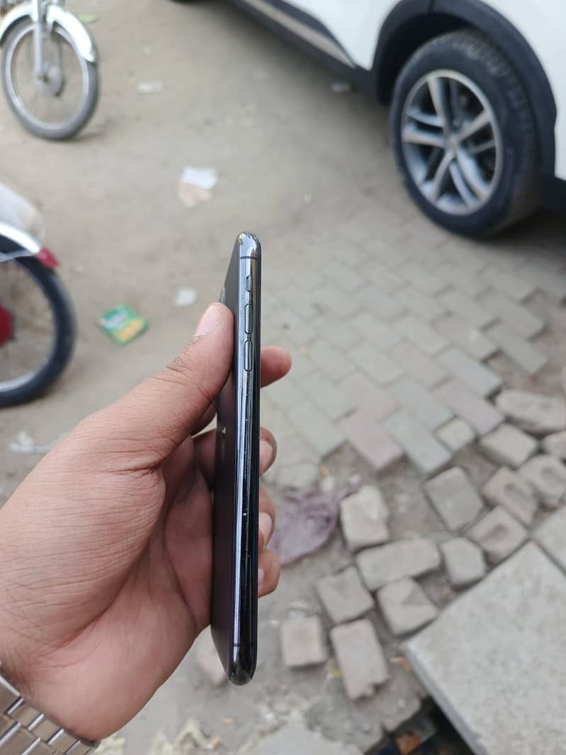 Apple iPhone 11 Pro Max 2