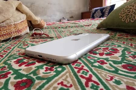 iPhone 11 64GB White - JV QPE Approved - 10/10 Condition