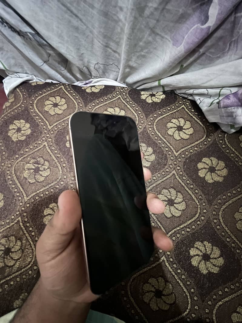 Apple iPhone 16 Pro 1