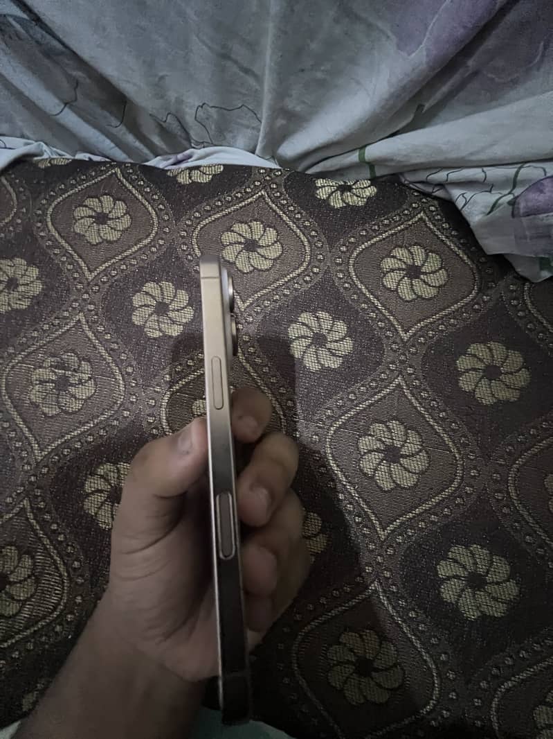 Apple iPhone 16 Pro 2