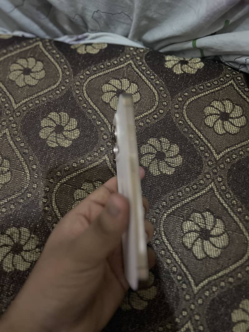 Apple iPhone 16 Pro 3