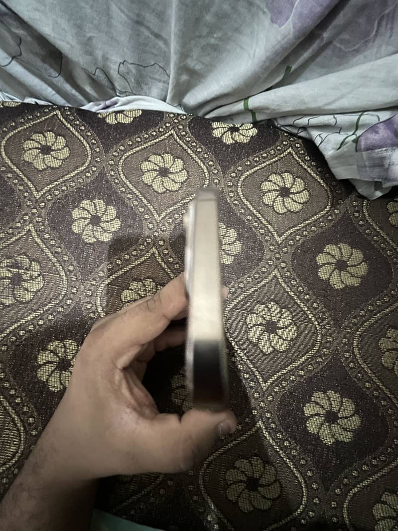 Apple iPhone 16 Pro 4