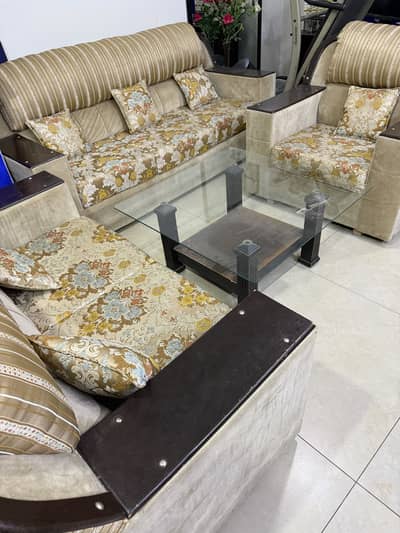 6 Seater Sofa Set with Centre Table in Perfect condition!