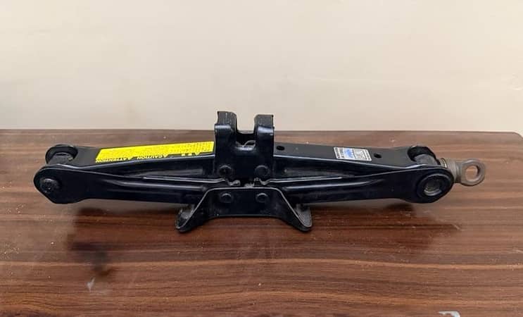 Toyota Genuine Jack 1100kg - 17 Inch - Maximum Working Load 1100kg - Original Japan Import