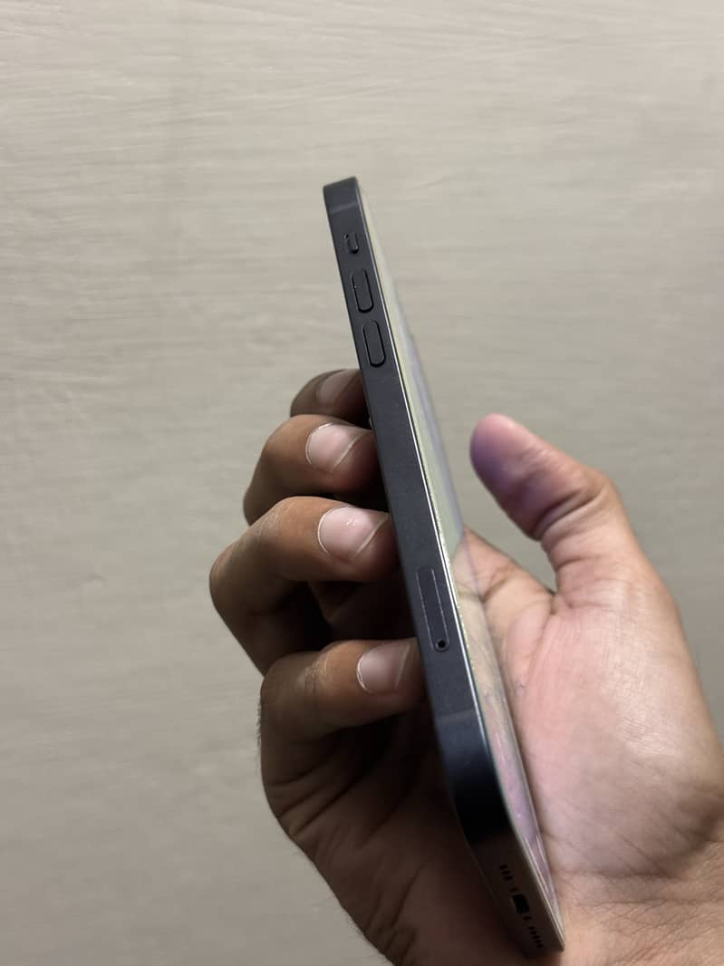 Apple iPhone 12 4