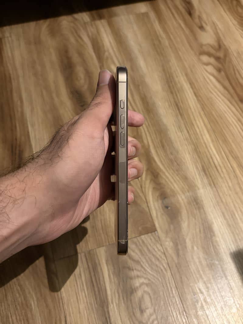 Apple iPhone 16 Pro Max 4