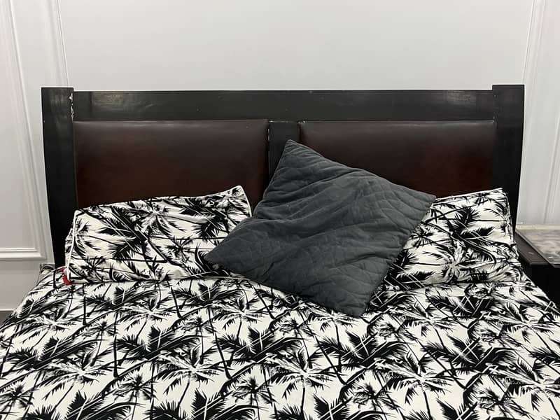 SOLID WOOD KING BED STRUCTURE WITH SIDE TABLES 1