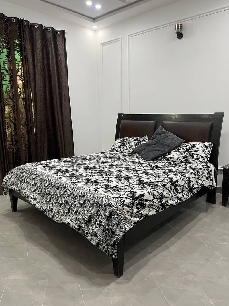 SOLID WOOD KING BED STRUCTURE WITH SIDE TABLES 0