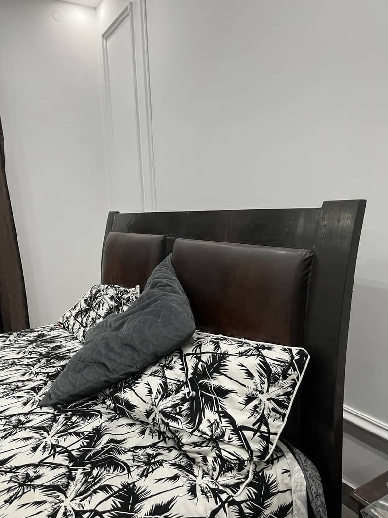 SOLID WOOD KING BED STRUCTURE WITH SIDE TABLES 2