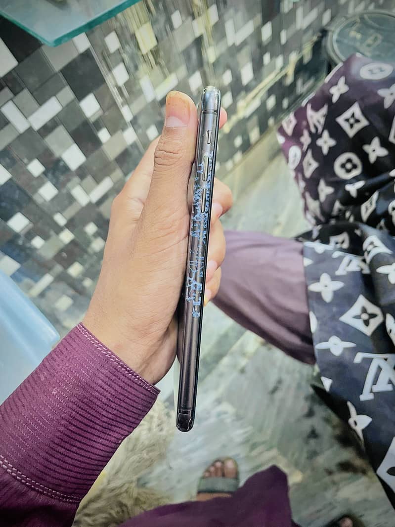 Apple iPhone 11 Pro Max 4