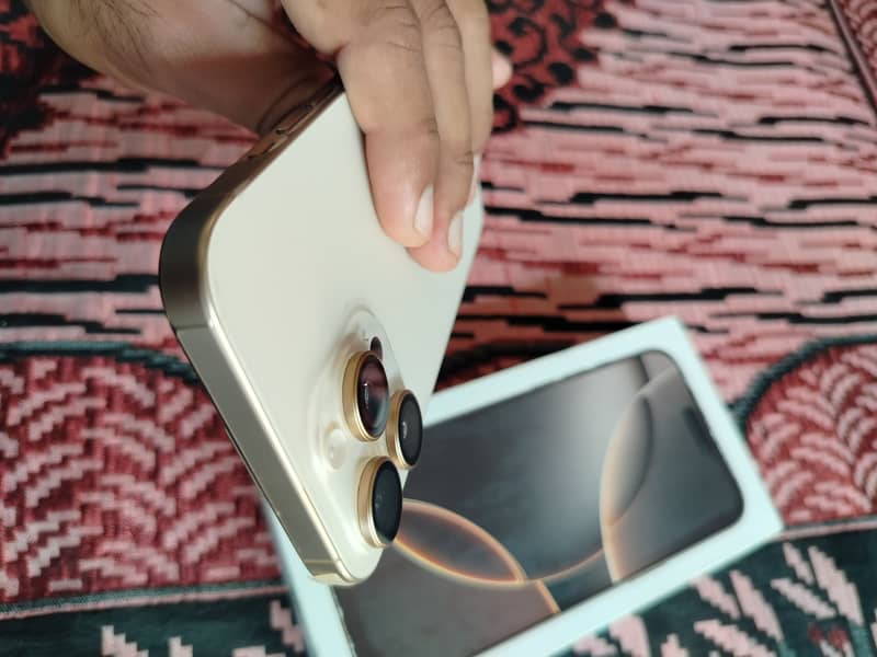 Apple iPhone 16 Pro Max 4